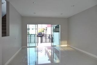 M52 ให้เช่าทาวน์โฮม 3 ชั้น รีโนเวทใหม่ หมู่บ้าน TEMPO TOWN รัตนาธิเบศร์-ไทรม้า 