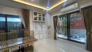<a href='product.php?qid=205237' style='color:white;text-decoration: none;'>HR0013 ให้เช่าบ้านเดี่ยว 2 ชั้น ตกแต่งแล้วพร้อมอยู่ หมู่บ้านเดอะ ซิตี้ พัฒนาการ : <span class='text-info'><strong>Read More</strong><span></a>
