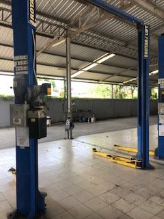 ลิฟท์ยกรถยนต์สองเสายี่ห้อ Rotary (USA) แบบคานบน ขนาด 4.5ตัน ระบบเยื้องศูนย์ของRotary สามารถเปิดประตูได้กว้างได้สูงสุดเพิ่มความสะดวกในการทำงานยกสูงถึง 2เมตร