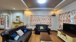 <a href='product.php?qid=240666' style='color:white;text-decoration: none;'>ให้เช่า บ้านสวย พร้อมสระส่วนตัว ในเมือง ใกล้โรงพยาบาลลานนา : <span class='text-info'><strong>Read More</strong><span></a>
