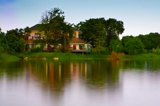ขายที่ดินสวยแถมบ้าน ริมแม่น้ำบางปะกง ปราจีนบุรี ใกล้เขาใหญ่ Beautiful land with House,  Riverside resort style, along the Bang Pakong River, Prachinburi