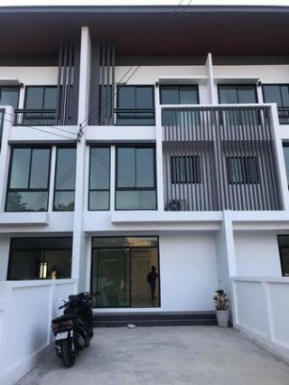 ขายทาวน์โฮม 3 ชั้น เนื้อที่ 20 ตร.วา ซอยสังคมสงเคราะห์ 16 ย่านลาดพร้าว นาคนิวาส บ้านใหม่เพิ่งสร้างเสร็จ ไม่เคยอยู่ ใกล้ centraleastville (N1-T1933)