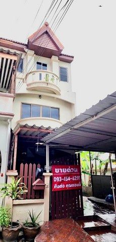 ขายทาวน์เฮ้าส์ 3 ชั้น หมู่บ้านพงษ์ศิริชัย 4 ซอย 20 หลังมุม เพชรเกษม 81 พร้อมที่จอดรถ ได้ 2 คัน สะดวก สบาย