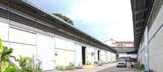 ให้เช่าโกดัง บางนา-ตราด กม. 25 ขนาด 500 ตรม. พื้นผิวคอนกรีตสามารถรับน้ำหนักได้ 3 ตัน/ตร.ม. ใกล้ ม.เอแบค บางนา รถเข้าออกสะดวก 