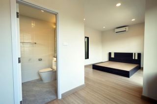 <a href='product.php?qid=325928' style='color:white;text-decoration: none;'>ขาย บ้าน Mantana 5 Wongwaen Onnut บนถนนกาญจนภิเษก  3 ห้องนอน 3 ห้องน้ำ  : <span class='text-info'><strong>Read More</strong><span></a>