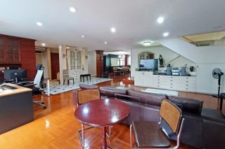 <a href='product.php?qid=352641' style='color:white;text-decoration: none;'> ขาย พรีเมียร์ คอนโดมิเนียม สุขุมวิท 24 Duplex Penthouse วทั้งชั้น 410 ตร.ม. 4 ห้องนอน 6 ห้องน้ำ ที่จอดรถ Fix 4 คัน : <span class='text-info'><strong>Read More</strong><span></a>