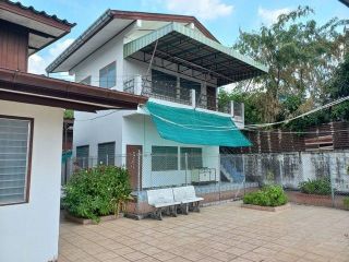 ขายถูกบ้านเดี่ยว 2 ชั้น 2 หลัง เนื้อที่  80 ตรว. หมู่บ้านมิตรประชา ซอย 40 ใกล้สวนสมเด็จย่า ราคา 4,500,000 บาท