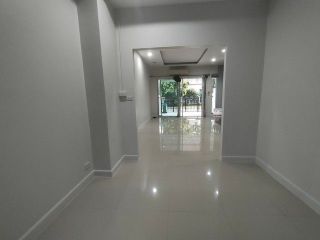 ขายพร้อมผู้เช่าทาวน์โฮม 3 ชั้น ม.วิสต้า ปาร์ค พระราม 2 Renovate ใหม่