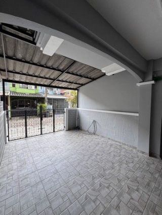 <a href='product.php?qid=424712' style='color:white;text-decoration: none;'>ให้เช่าทาวน์เฮ้าส์ 2 ชั้น ม.สุขสันต์ 2 บ้าน Renovate ใหม่ พร้อมอยู่ : <span class='text-info'><strong>Read More</strong><span></a>