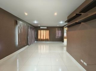 ขาย ให้เช่า บ้านเดี่ยว ใหญ่ที่สุดในหมู่บ้าน ภัสสร เพรสทีจ ลุกซ์ พัฒนาการ เข้าทางศรีนครินทร์และอ่อนนุชได้ 3ห้องนอน 3ห้องน้ำ  86.8 ตร.ว.