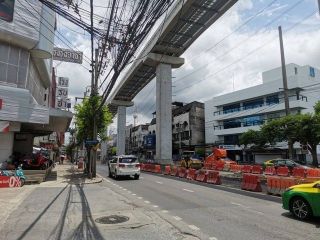 อาคารพาณิชย์ปรับปรุงใหม่ทั้งหลัง ลาดพร้าว ใกล้สถานีรถไฟฟ้า เดินเพียง 2 นาทีถึงสถานี เชื่อมต่อห้วยขวาง-รัชดา ติดรถไฟฟ้าสายสีเหลือง