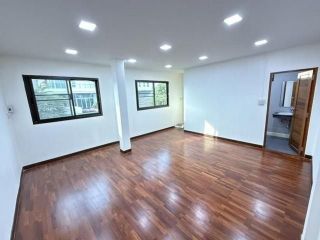 <a href='product.php?qid=439423' style='color:white;text-decoration: none;'> ให้เช่าโฮมออฟฟิศ 3ชั้น ตกแต่งสไตล์ LOFT ถนนพระราม9 ซอย19 ใกล้ทองหล่อ เอกมัย  : <span class='text-info'><strong>Read More</strong><span></a>