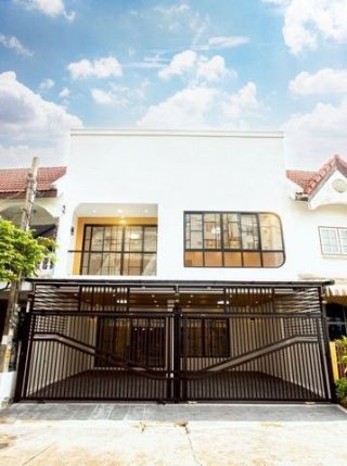 MT26ขายทาวน์เฮาส์ 2 ชั้น รีโนเวืใหม่ทั้งหลัง ซอยลาดพร้าว93 ทำเลดีสามารถทะลุไปซอยลาดพร้าว 101 ได้ ใกล้รถไฟฟ้าสถานีมหาดไทย