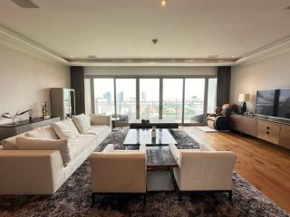 CONDO. 185 Rajadamri (185 ราชดำริ) 386 SQ.M. 3 ห้องนอน 165000000 THB ลดกระจาย ตั้งอยู่บนสุดยอดทำเลของประเทศไทย คือบนถนนราชดำริ ด้านหน้าติดสนามม้าฝรั่ง หรือ RBSC (Royal Bangkok Sport Club) ติด BTS สถานีราชดำริ ด้านข้างติดสวนลุมพินี