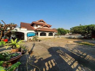 บ้านเดี่ยวนนทบุรี เนื้อที่ 240 ตรว. หน้ากว้าง 50 เมตร 6 ห้องนอน 4 ห้องน้ำ 3ห้องรับแขก 5 จอดรถ