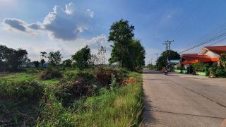 ขายที่ดิน ซอยเดียวกับ อบต.สูงเนิน 14-1-19 ไร่ ห่างจากถนนมิตรภาพ เพียง 450 เมตร  ใกล้ซีเกทเพียง 4 กม.
