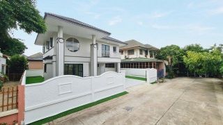 ม.ดิเอมเมอรัลด์ การเด้นฯ  บ้านเดี่ยวหลังใหญ่ในโครงการฯ ที่ติดถนนราชพฤกษ์ ใกล้รถไฟฟ้า สถานีบางรักน้อยฯ  ติดห้างเพียวเพลส  ใกล้โลตัสนอร์ท