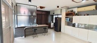 <a href='product.php?qid=487624' style='color:white;text-decoration: none;'>ให้เช่าบ้านเดี่ยว2ชั้น พร้อมสระว่ายน้ำส่วนตัว ใกล้แยกเหม่งจ๋าย ถนนรัชดา18 แอร์เฟอร์นิเจอร์ครบ มี 2 ห้องนอน 2ห้องน้ำ ราคาเช่า49,000บาท/เดือน : <span class='text-info'><strong>Read More</strong><span></a>