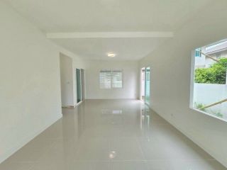 บ้านเดี่ยวบ้านสวย บรรยากาศน่าอยู่ เนื้อที่ 50 ตรว.  พื้นที่ใช้สอย 152.15 ตรม. 3 ห้องนอน 1 ห้องอเนกประสงค์ 2 ห้องน้ำ ที่จอดรถ 2 คัน