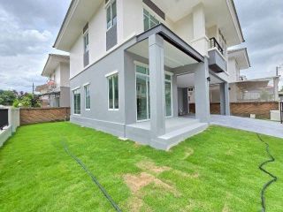บ้านเดี่ยวหลังใหญ่รีโนเวทใหม่พร้อมอยู่ บรรยายกาศดี พื้นที่สนามรอบบ้าน เนื้อที่ 53.8 ตร.ว.  พท. 180.63 ตร.ม.  3 ห้องนอน  3 ห้องน้ำ   2 จอด