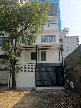 เจ้าของขายเอง ตึกติดถนนใหญ่เพชรบุรีตัดใหม่เยื้องซอยตรงข้ามเข้าทองหล่อ พื้นที่ตึก2ห้อง 3 ชั้นครึ่ง