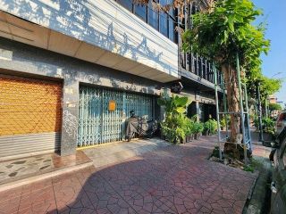 ขาย อาคารพาณิชย์ 5 ห้อง 4ชั้น ติดถนนหน้าลานคนเมืองเสาชิงช้า วัดสุทัศน์  เหมาะทำโรงแรม โฮสเทล ภัตตาคาร สำนักงาน