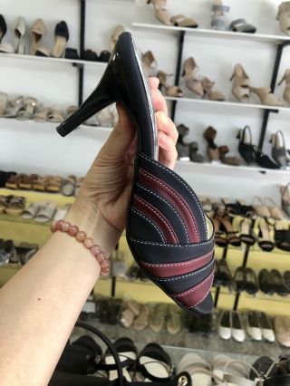 <a href='product.php?qid=5581' style='color:white;text-decoration: none;'>รองเท้าแตะแฟชั่น : <span class='text-info'><strong>Read More</strong><span></a>